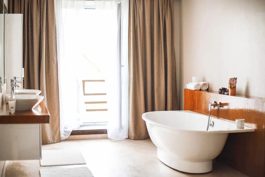 Salle de bain avec des murs et un sol en béton ciré beige à Luxeuil-les-Bains